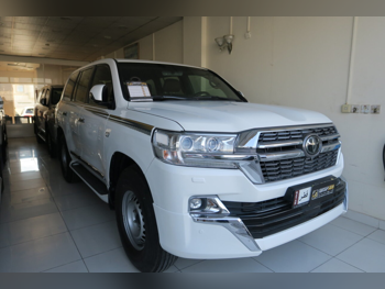 تويوتا  لاند كروزر  في اكس ار  2020  اوتوماتيك  100,000 كم  8 سلندر  دفع رباعي  اس يو في  أبيض