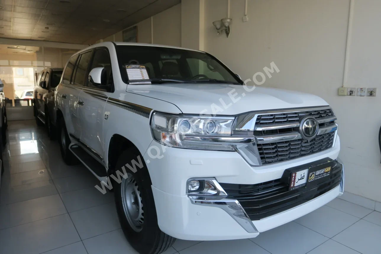 تويوتا  لاند كروزر  في اكس ار  2020  اوتوماتيك  100,000 كم  8 سلندر  دفع رباعي  اس يو في  أبيض