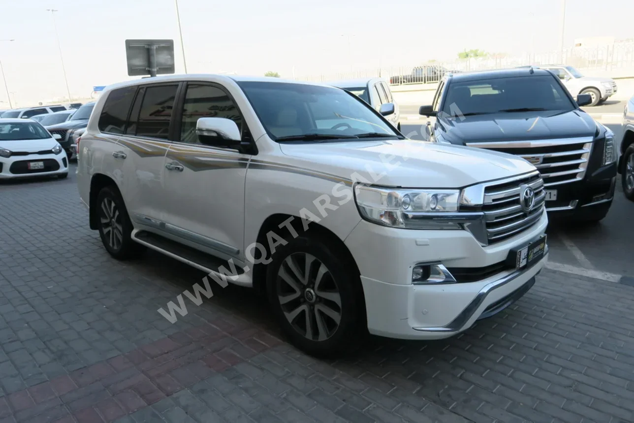 تويوتا  لاند كروزر  في اكس أس  2016  اوتوماتيك  303,000 كم  8 سلندر  دفع رباعي  اس يو في  أبيض