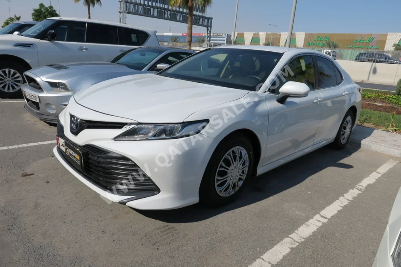 تويوتا  كامري  جي ال اي  2019  اوتوماتيك  137,000 كم  4 سلندر  سحب امامي  سيدان  أبيض