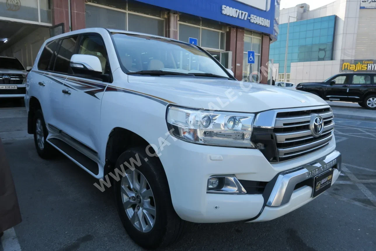 تويوتا  لاند كروزر  جي اكس ار  2016  اوتوماتيك  330,000 كم  8 سلندر  دفع رباعي  اس يو في  أبيض