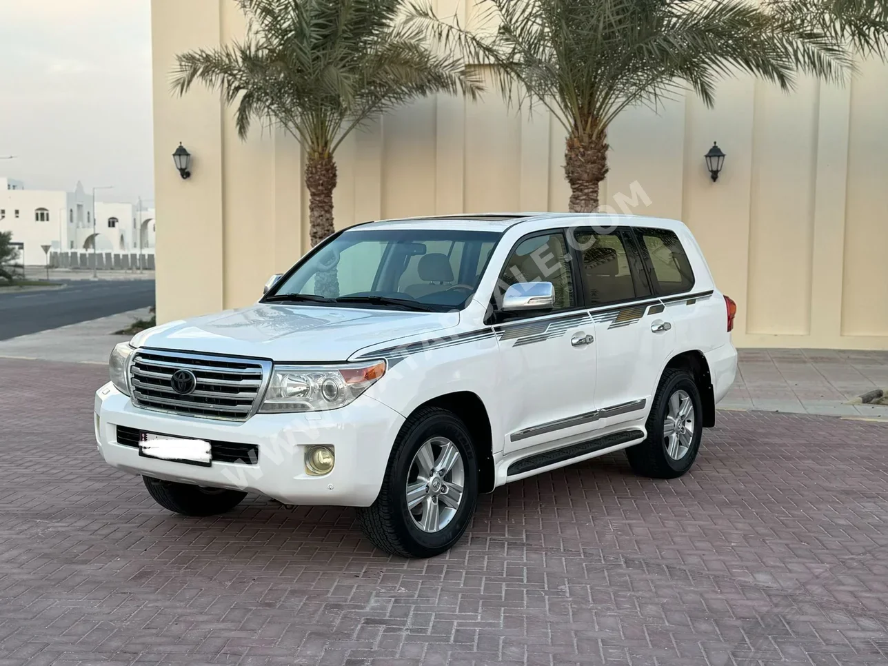 Toyota Land Cruiser GXR 2014 Automatic 240,000 Km 8 Cylinder Four Wheel Drive (4WD) SUV White
