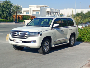 Toyota  Land Cruiser  VXR  2017  Automatic  220,000 Km  8 Cylinder  Four Wheel Drive (4WD)  SUV  White