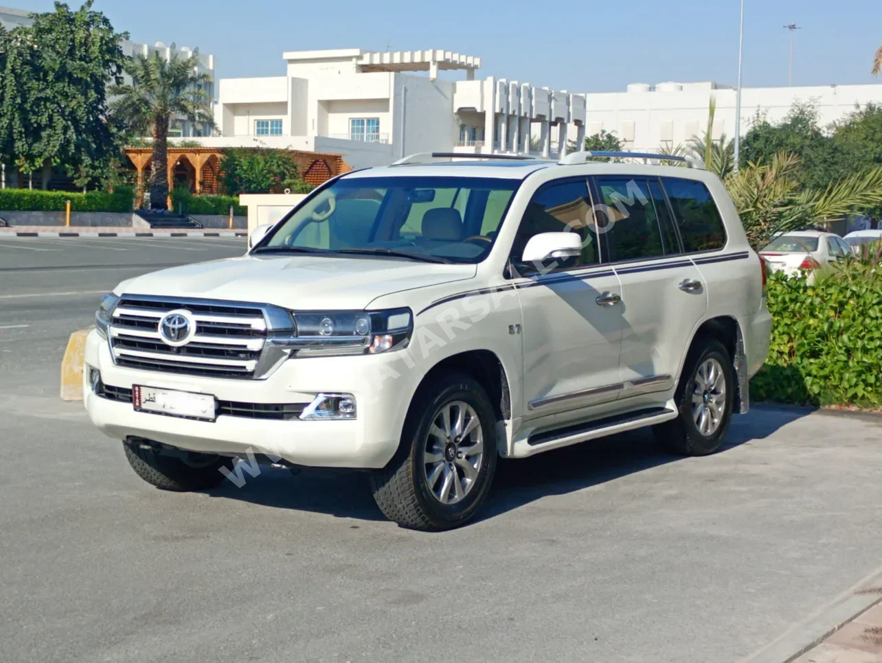 Toyota  Land Cruiser  VXR  2017  Automatic  220,000 Km  8 Cylinder  Four Wheel Drive (4WD)  SUV  White