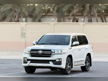 تويوتا  لاند كروزر  في اكس ار  2017  اوتوماتيك  154,000 كم  8 سلندر  دفع رباعي  اس يو في  أبيض