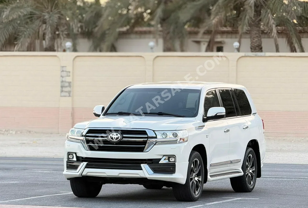 تويوتا لاند كروزر في اكس ار 2017 اوتوماتيك 154,000 كم 8 سلندر دفع رباعي اس يو في أبيض