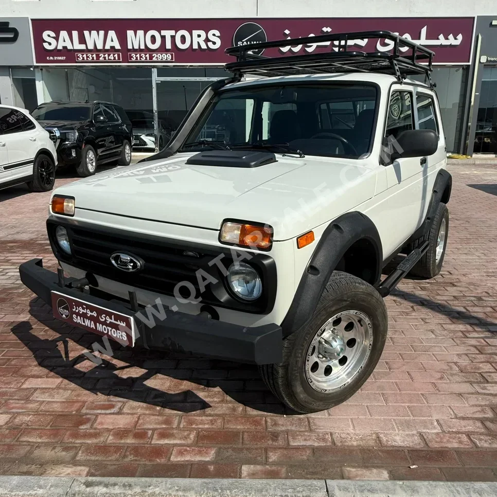 لادا نيفا 2016 عادي 400 كم 4 سلندر دفع رباعي اس يو في أبيض