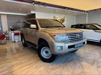 Toyota  Land Cruiser  VXR  2014  Automatic  284,000 Km  8 Cylinder  Four Wheel Drive (4WD)  SUV  Gold