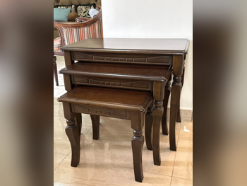 الطاولات والخزائن الجانبية طقم من 3 قطع  - هوم سينتر  - خشب متين  - بنى