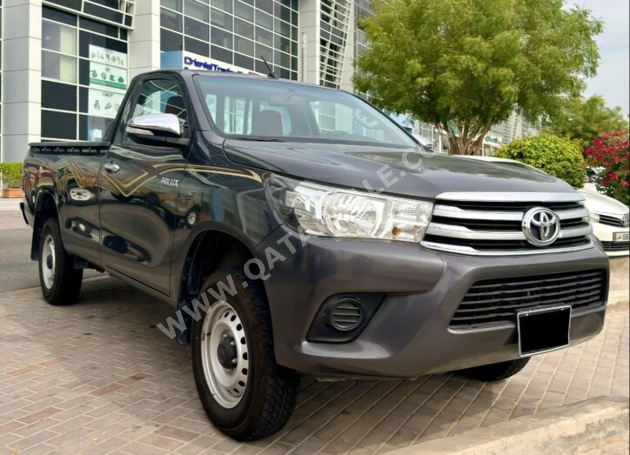 تويوتا هاي لوكس 2016 اوتوماتيك 79,000 كم 4 سلندر دفع رباعي بيكب رمادي