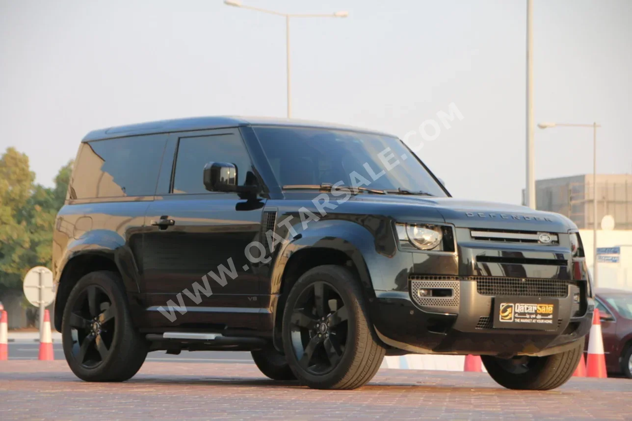 لاند روفر ديفيندر 90 اكس 2023 اوتوماتيك 23,415 كم 8 سلندر دفع رباعي اس يو في أسود تحت الضمان