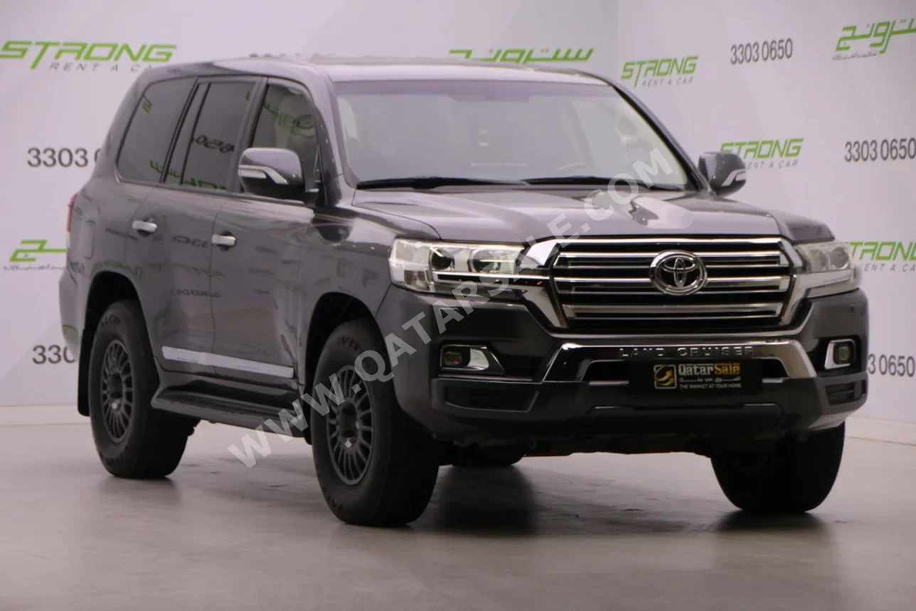 تويوتا  لاند كروزر  جي اكس ار  2018  اوتوماتيك  135,000 كم  8 سلندر  دفع رباعي  اس يو في  رمادي