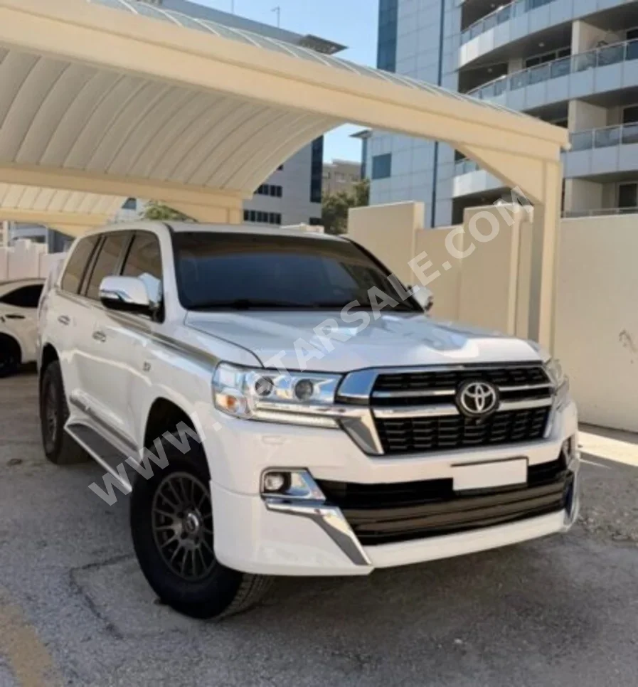 تويوتا  لاند كروزر  في اكس ار  2017  اوتوماتيك  166,000 كم  8 سلندر  دفع رباعي  اس يو في  أبيض