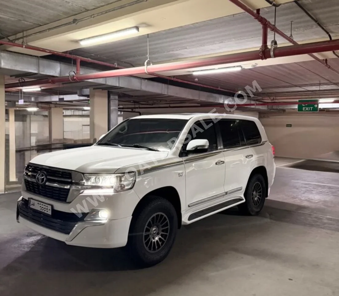 Toyota  Land Cruiser  VXR  2017  Automatic  166,000 Km  8 Cylinder  Four Wheel Drive (4WD)  SUV  White