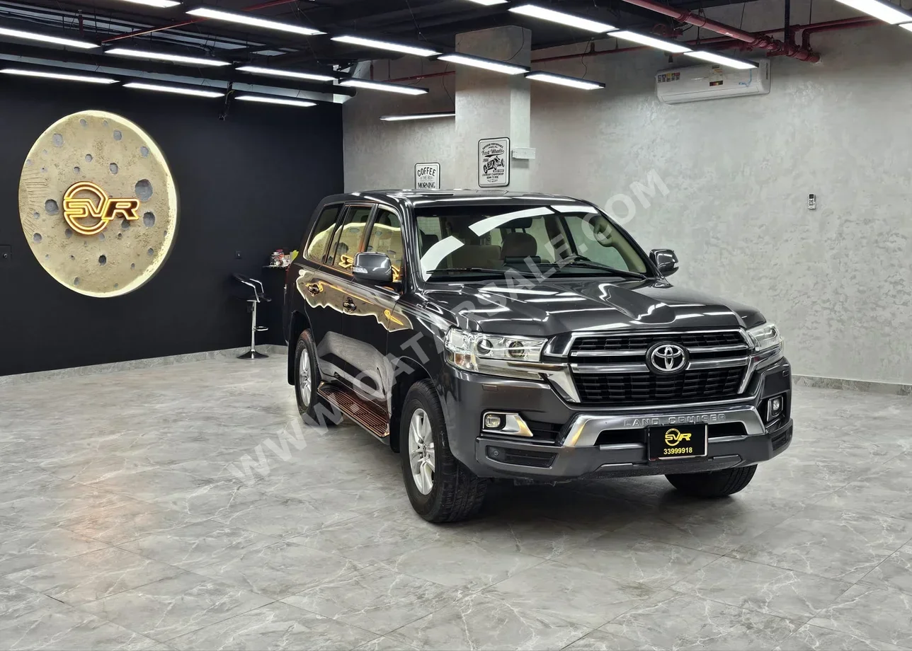 تويوتا  لاند كروزر  جي اكس ار  2021  اوتوماتيك  160,000 كم  6 سلندر  دفع رباعي  اس يو في  رمادي