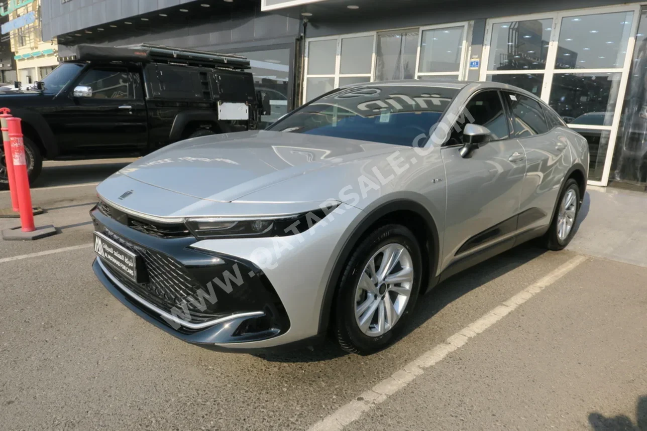 تويوتا  كراون  هايبرد  2024  اوتوماتيك  5,000 كم  4 سلندر  سحب امامي  سيدان  فضي  تحت الضمان