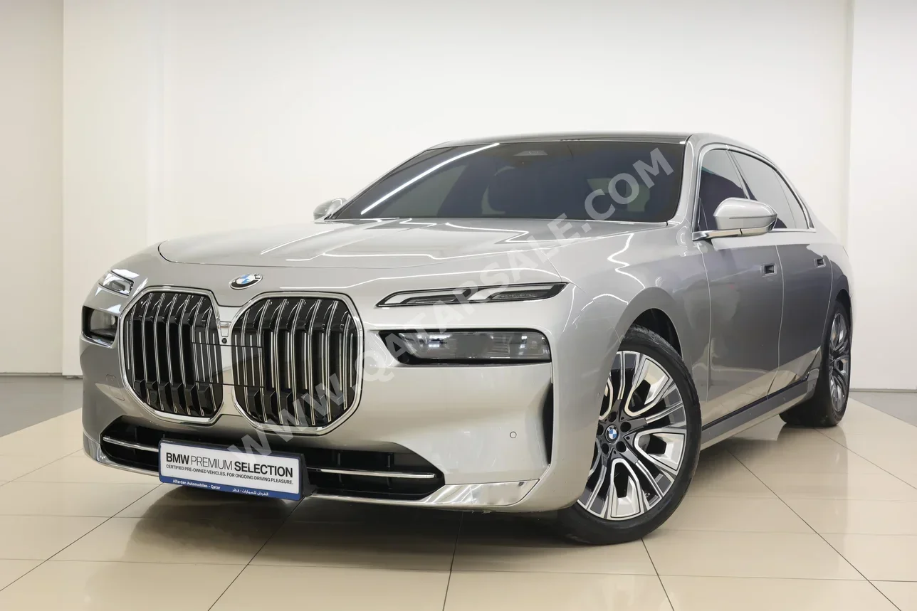 بي ام دبليو  الفئة - السابعة  735 اي  2023  اوتوماتيك  32,600 كم  6 سلندر  دفع خلفي  سيدان  فضي  تحت الضمان