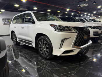 Lexus  LX  570  2016  Automatic  260,000 Km  8 Cylinder  Four Wheel Drive (4WD)  SUV  White