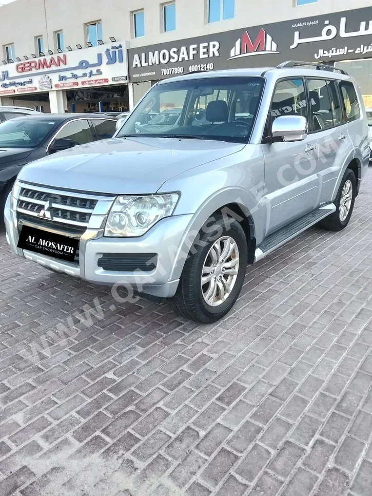 ميتسوبيشي  باجيرو  3.5  2016  اوتوماتيك  180,000 كم  6 سلندر  دفع رباعي  اس يو في  فضي