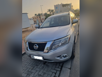 Nissan  Pathfinder  SV  2013  Automatic  187,000 Km  6 Cylinder  SUV  Silver