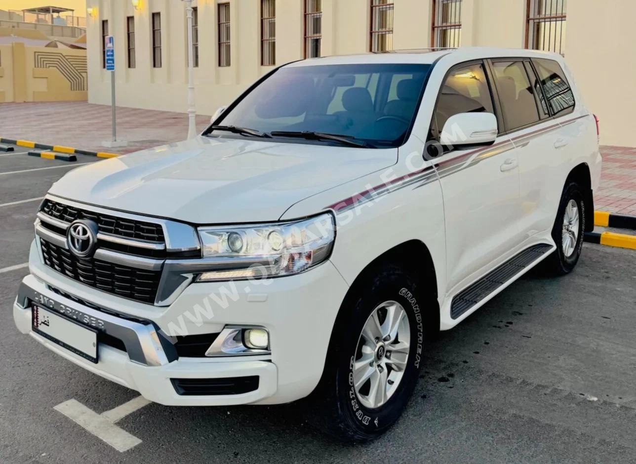 تويوتا  لاند كروزر  جي اكس ار  2021  اوتوماتيك  160,000 كم  6 سلندر  دفع رباعي  اس يو في  أبيض