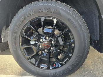 العجلات والجنوط (الرنقات) يوكوهاما صنع في الفلبين \  4 مواسم  تشمل الرنق  275 ميليمتر  20"  مع ضمان