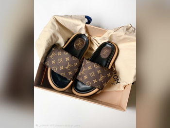 النعال / الصنادل جلد اصلي  بنى مقاس 38  نسائي