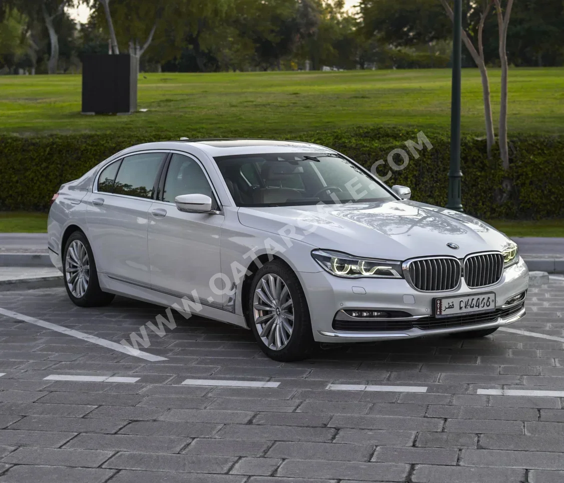 بي ام دبليو الفئة - السابعة 730 Li 2016 اوتوماتيك 69,000 كم 6 سلندر دفع خلفي سيدان أبيض تحت الضمان