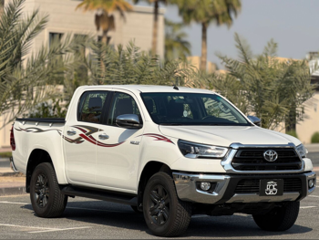 تويوتا  هاي لوكس  4 سلندر  إس يو في 4 في 4  أبيض  2026