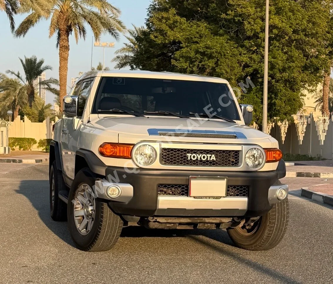 تويوتا  إف جي كروزر  2016  اوتوماتيك  132,796 كم  6 سلندر  دفع رباعي  اس يو في  أبيض