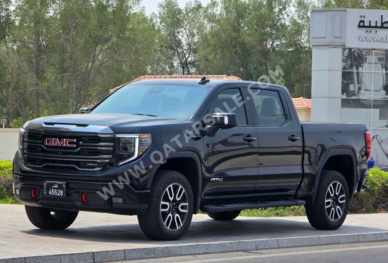 جي ام سي  سييرا  اي تي 4  2024  اوتوماتيك  19,000 كم  8 سلندر  دفع رباعي  بيكب  أسود  تحت الضمان