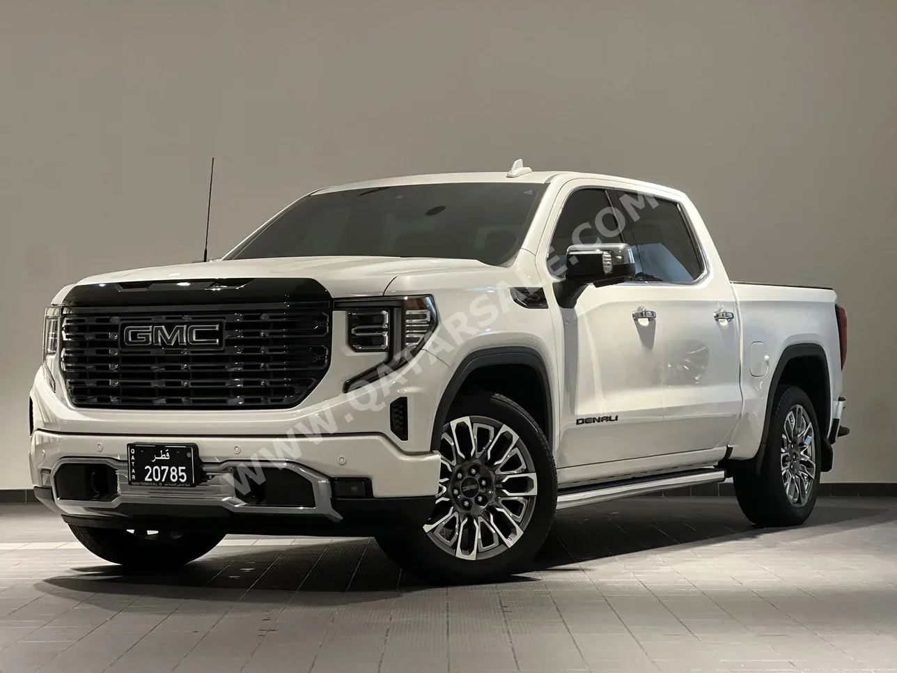 GMC  Sierra  Denali Ultimate  2025  Automatic  11,200 Km  8 Cylinder  Four Wheel Drive (4WD)  Pick Up  White  With Warranty