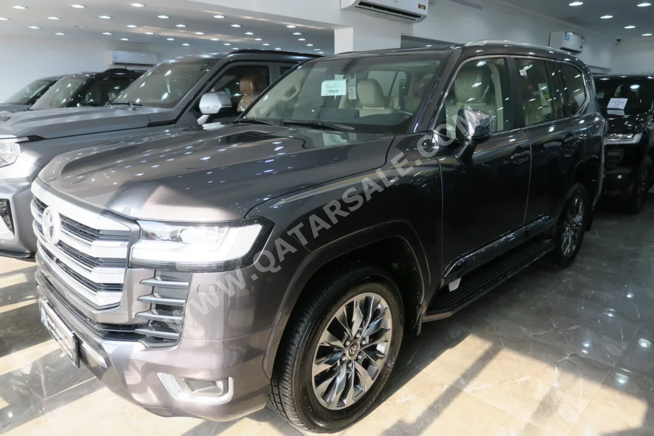 تويوتا  لاند كروزر  في اكس توين توربو  2025  اوتوماتيك  0 كم  6 سلندر  دفع رباعي  اس يو في  رمادي  تحت الضمان