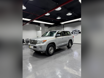 Toyota  Land Cruiser  VXR  2015  Automatic  284,000 Km  8 Cylinder  Four Wheel Drive (4WD)  SUV  Silver
