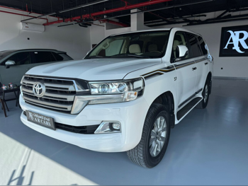 تويوتا  لاند كروزر  في اكس ار  2019  اوتوماتيك  189,000 كم  8 سلندر  دفع رباعي  اس يو في  أبيض