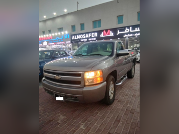 شفروليه  سلفرادو  2008  اوتوماتيك  400,000 كم  8 سلندر  دفع رباعي  بيكب  ذهبي