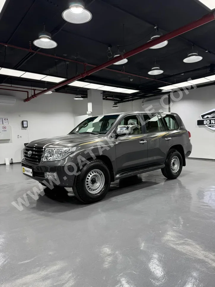 تويوتا  لاند كروزر  جي اكس ار  2011  اوتوماتيك  327,000 كم  8 سلندر  دفع رباعي  اس يو في  رمادي