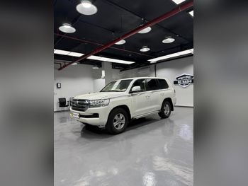 Toyota  Land Cruiser  GXR  2019  Automatic  371,000 Km  8 Cylinder  Four Wheel Drive (4WD)  SUV  White