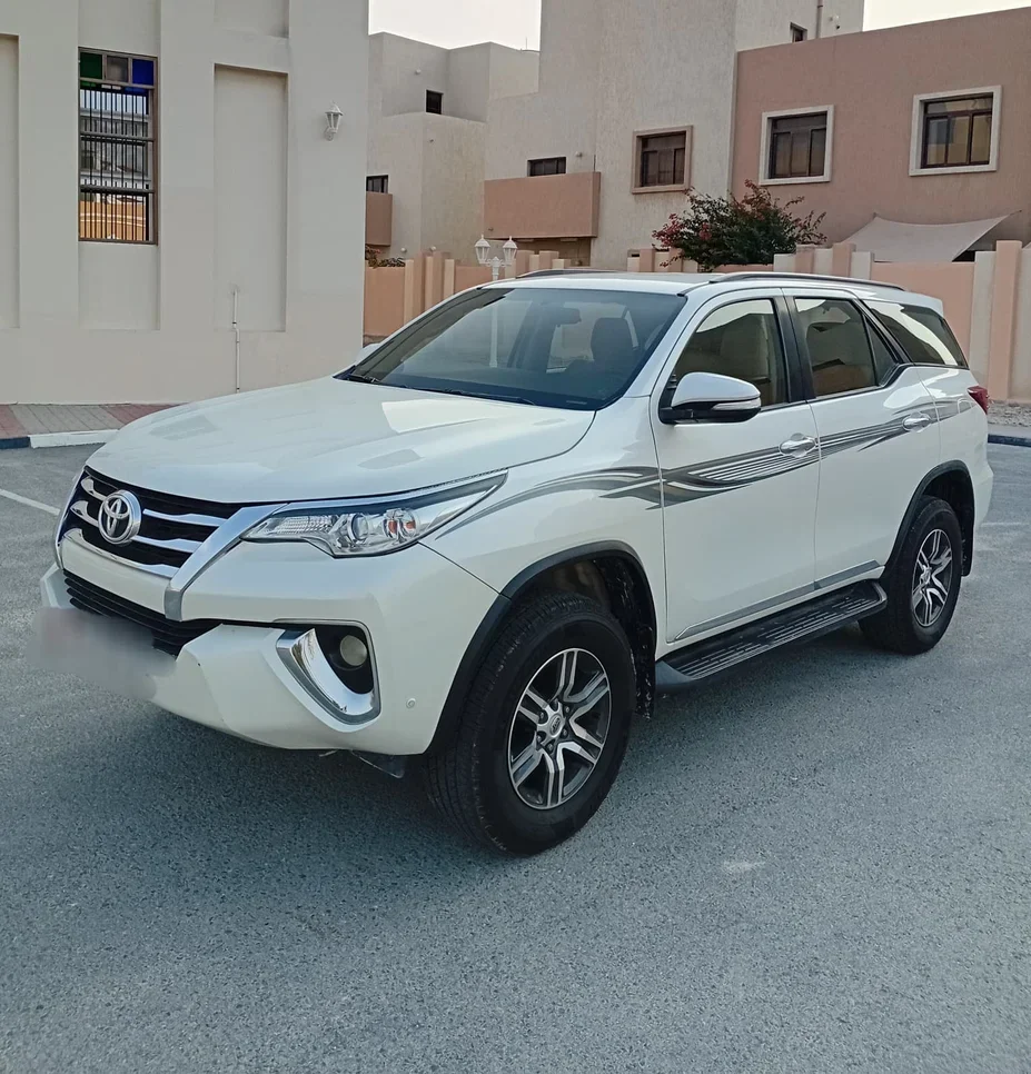 تويوتا  فورشنر  2016  اوتوماتيك  249,000 كم  6 سلندر  دفع رباعي  اس يو في  أبيض