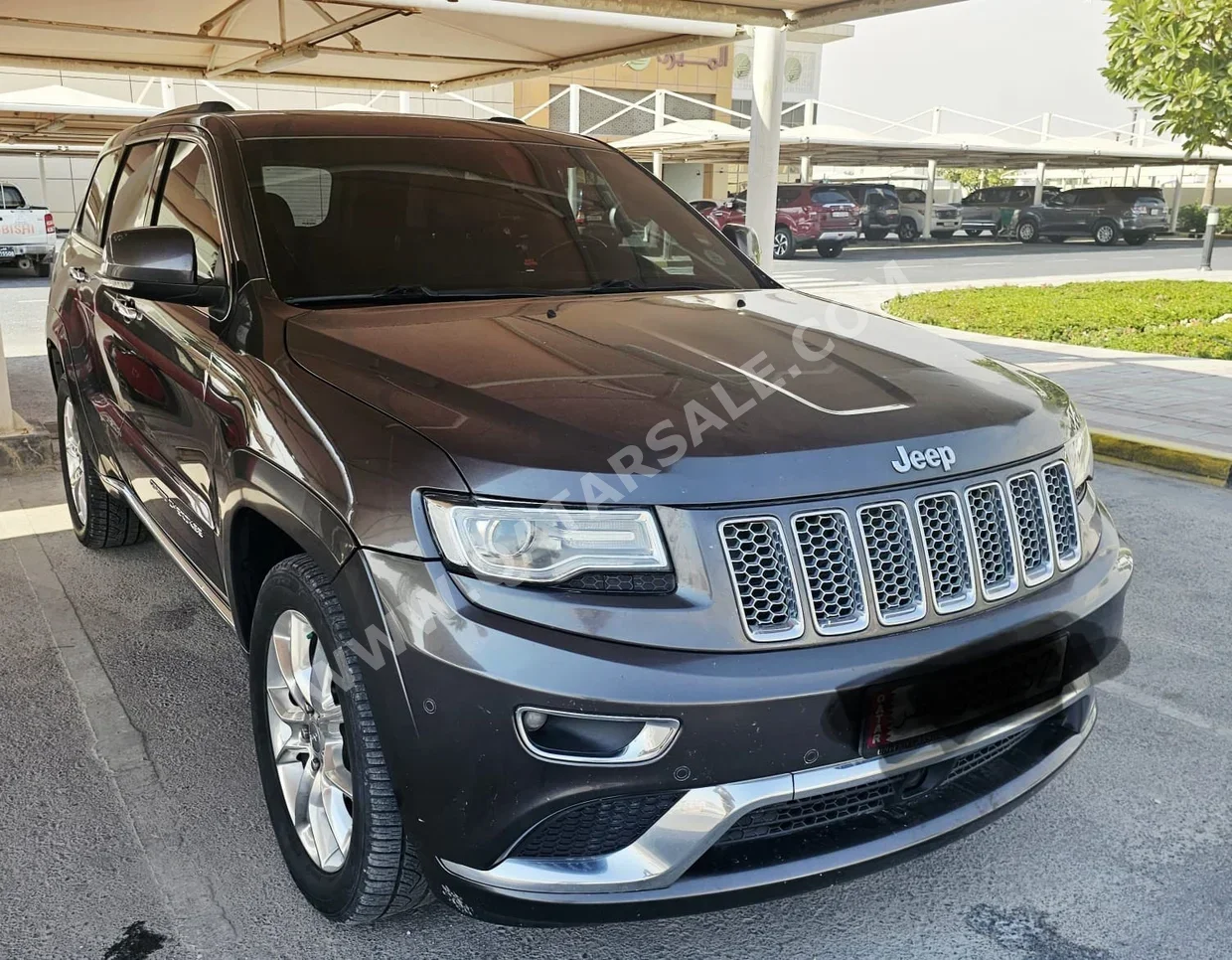 Jeep Grand Cherokee Summit 2016 Automatic 190,000 Km 8 Cylinder Four Wheel Drive (4WD) SUV gray and gold