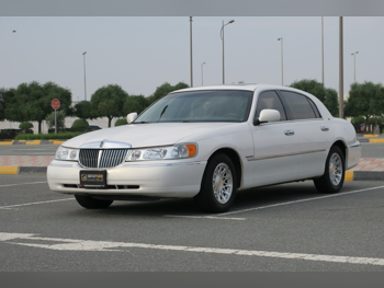 لنكولن  تاون كار  1998  اوتوماتيك  240,000 كم  8 سلندر  دفع خلفي  سيدان  أبيض