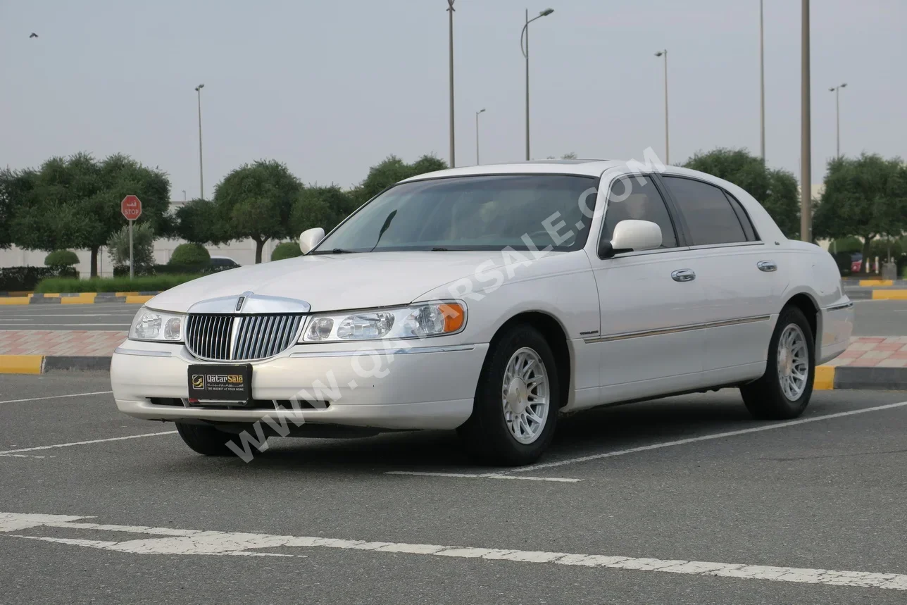 لنكولن  تاون كار  1998  اوتوماتيك  240,000 كم  8 سلندر  دفع خلفي  سيدان  أبيض