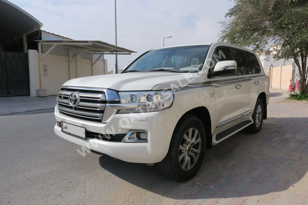 Toyota  Land Cruiser  VXR  2016  Automatic  362,000 Km  8 Cylinder  Four Wheel Drive (4WD)  SUV  White