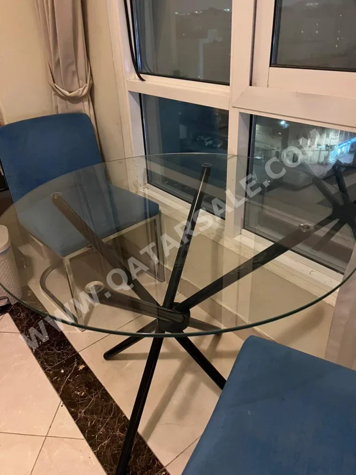 الطاولات والخزائن الجانبية طاولة و كراسيها  - أسود