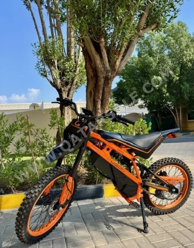 2025 - اللون برتقالي و اسود