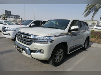 Toyota  Land Cruiser  GXR  2016  Automatic  269,000 Km  8 Cylinder  Four Wheel Drive (4WD)  SUV  White