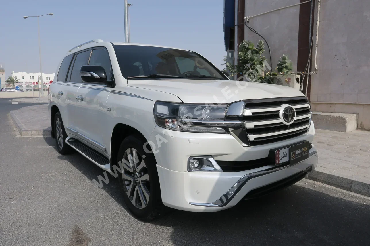 تويوتا لاند كروزر في اكس أس 2017 اوتوماتيك 203,000 كم 8 سلندر دفع رباعي اس يو في أبيض