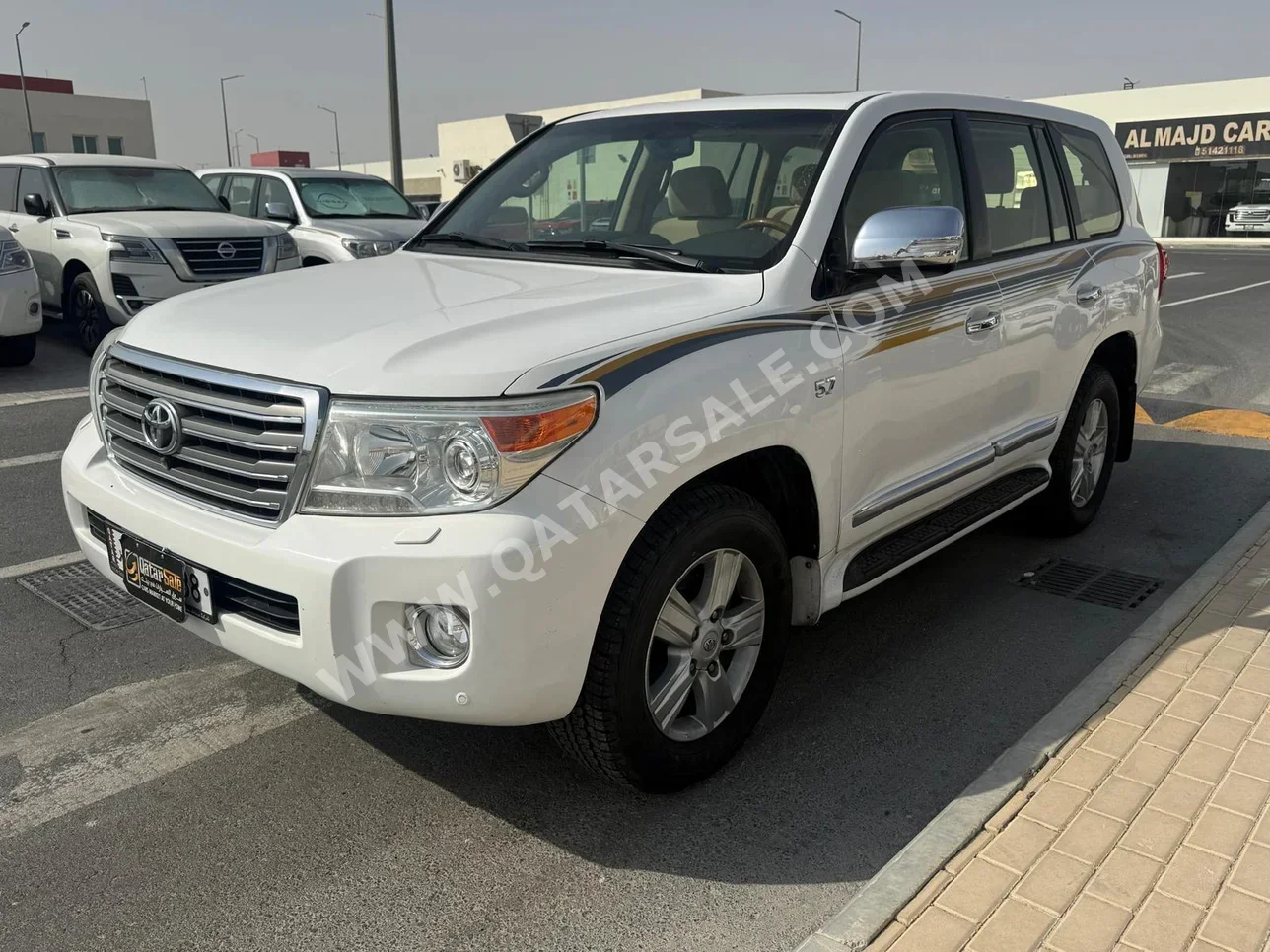 تويوتا لاند كروزر في اكس ار 2015 اوتوماتيك 330,000 كم 8 سلندر دفع رباعي اس يو في أبيض