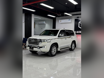 تويوتا  لاند كروزر  جي اكس ار  2016  اوتوماتيك  260,000 كم  8 سلندر  دفع رباعي  اس يو في  أبيض