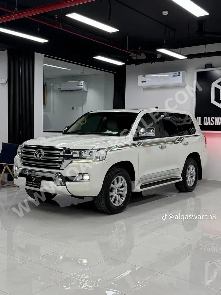 تويوتا لاند كروزر جي اكس ار 2016 اوتوماتيك 260,000 كم 8 سلندر دفع رباعي اس يو في أبيض